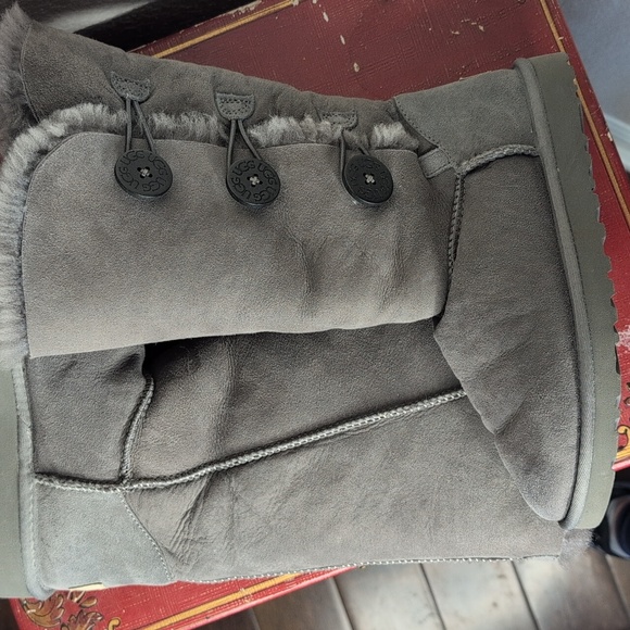 UGG Bailey Button Triplet Boot - Picture 4 of 7